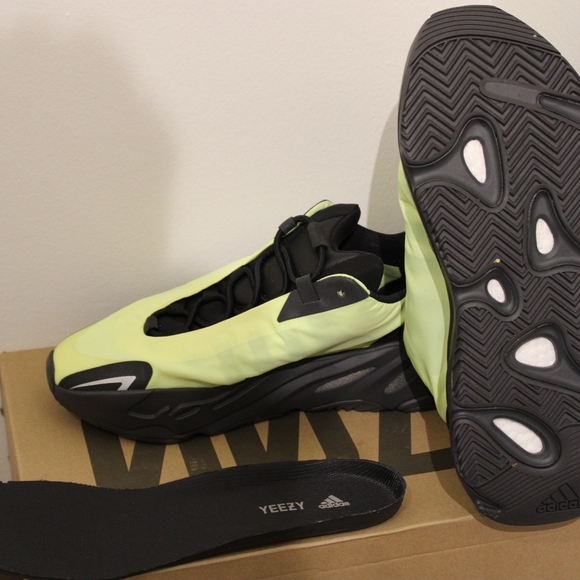 Yeezy 700 - Picture 2 of 5